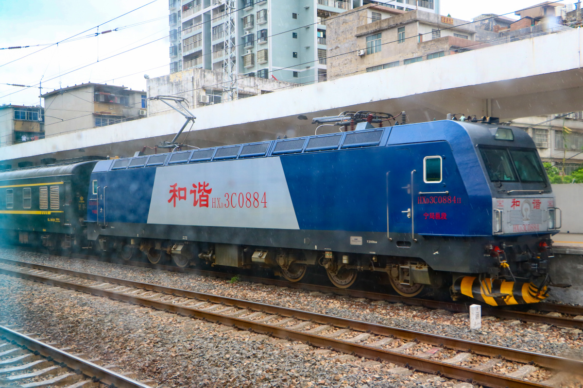 和谐电3c0884进站