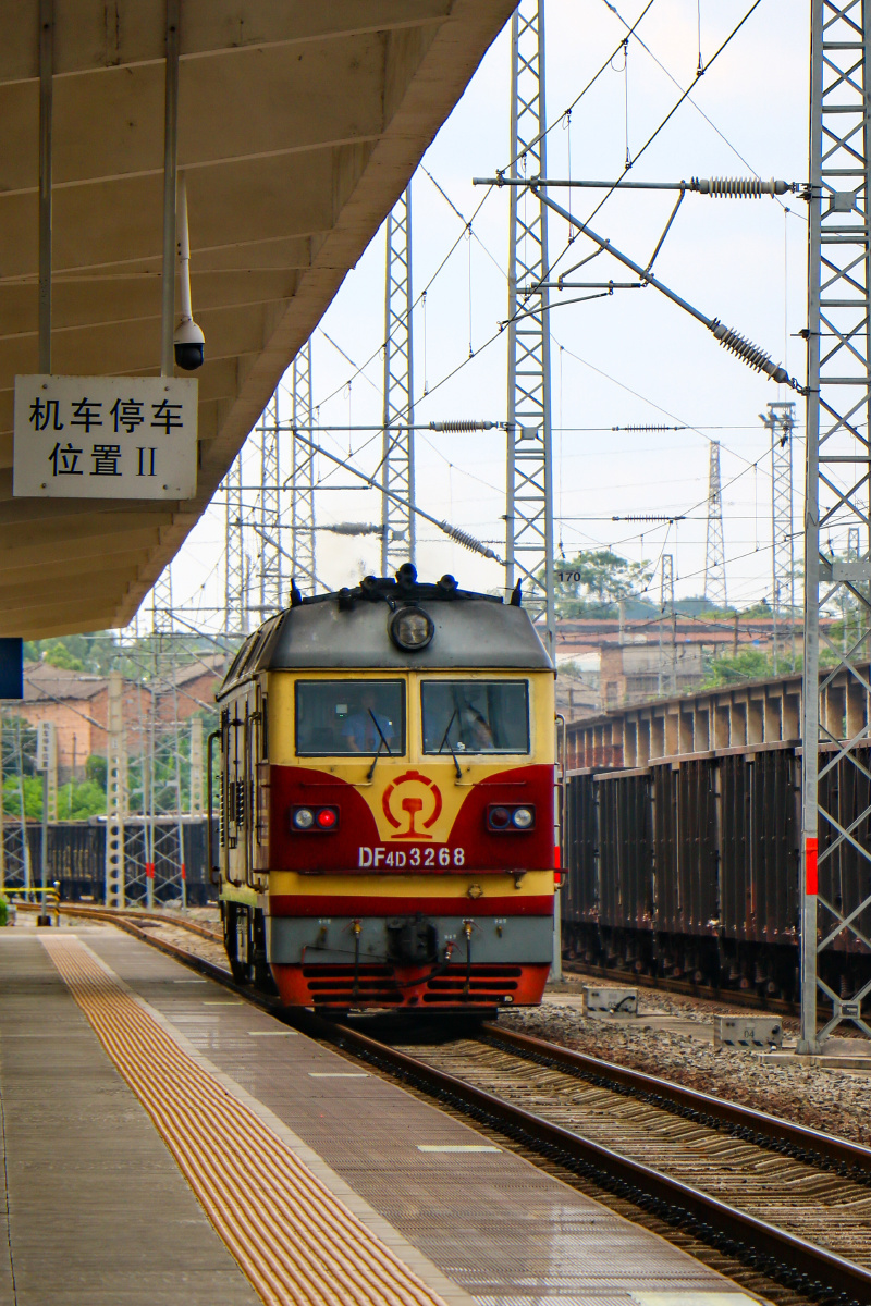 东风4dk悠悠驶过站台线