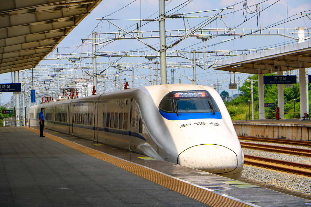 南广线crh2a动车组驶出贵港站