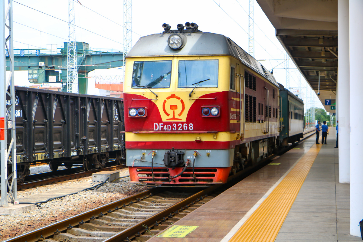 玉林站内东风4dk准备牵引通勤车