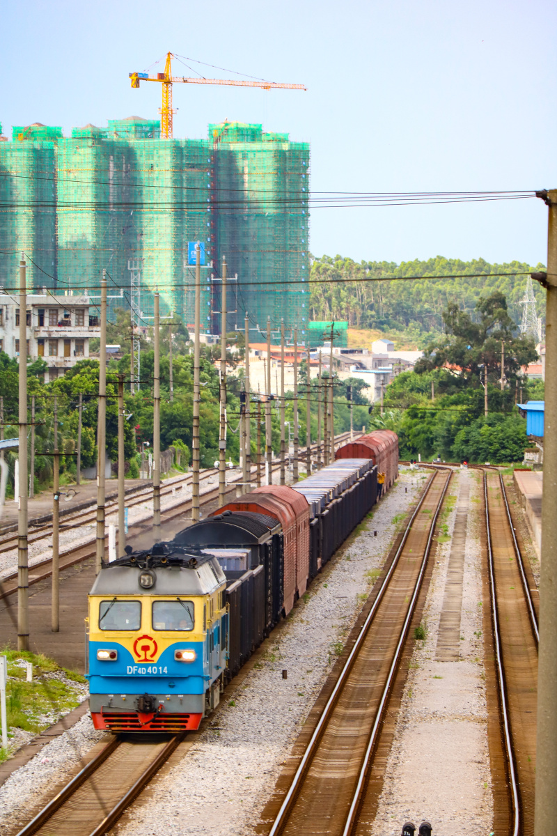 湘桂铁路东风4d货列停靠鹿寨站