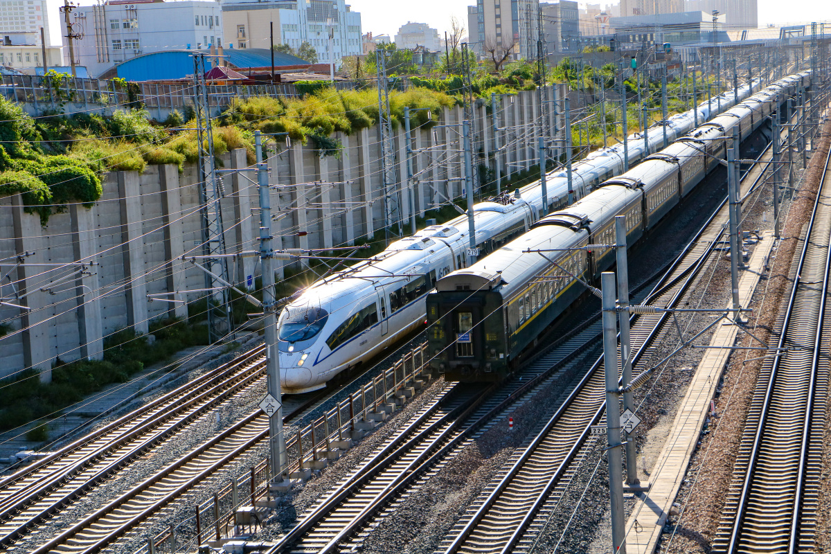 两个时代:crh300b相遇普速列车 - 和谐电3c-0869 - 图虫