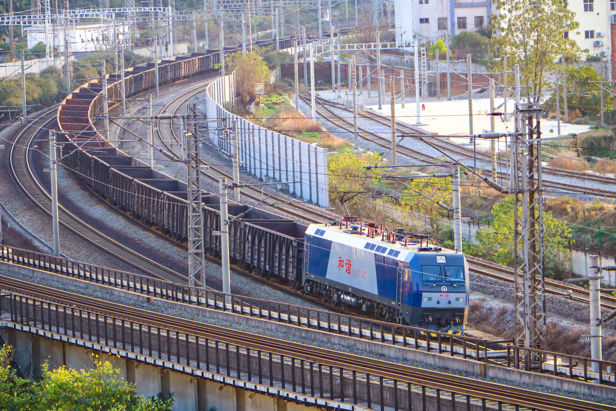 沿海铁路先进动力和谐电1c7007牵引大列通过