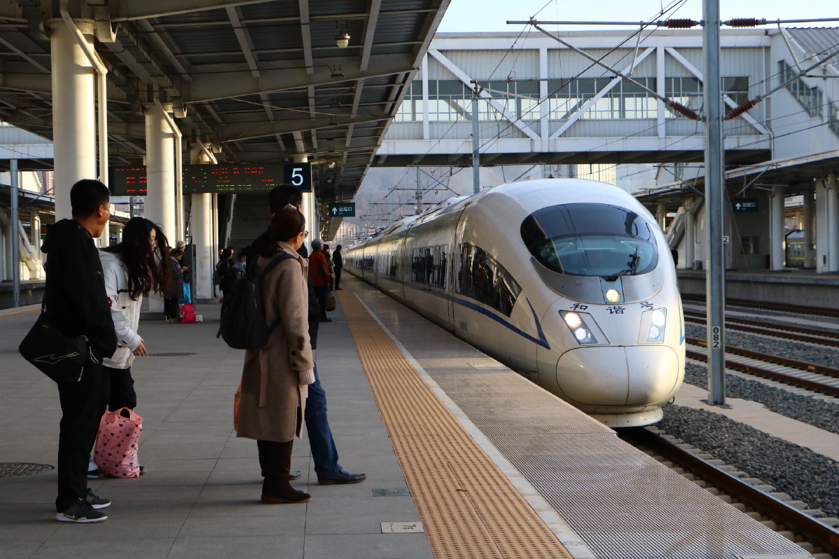 丹东-吉林g8105次进本溪站5站台