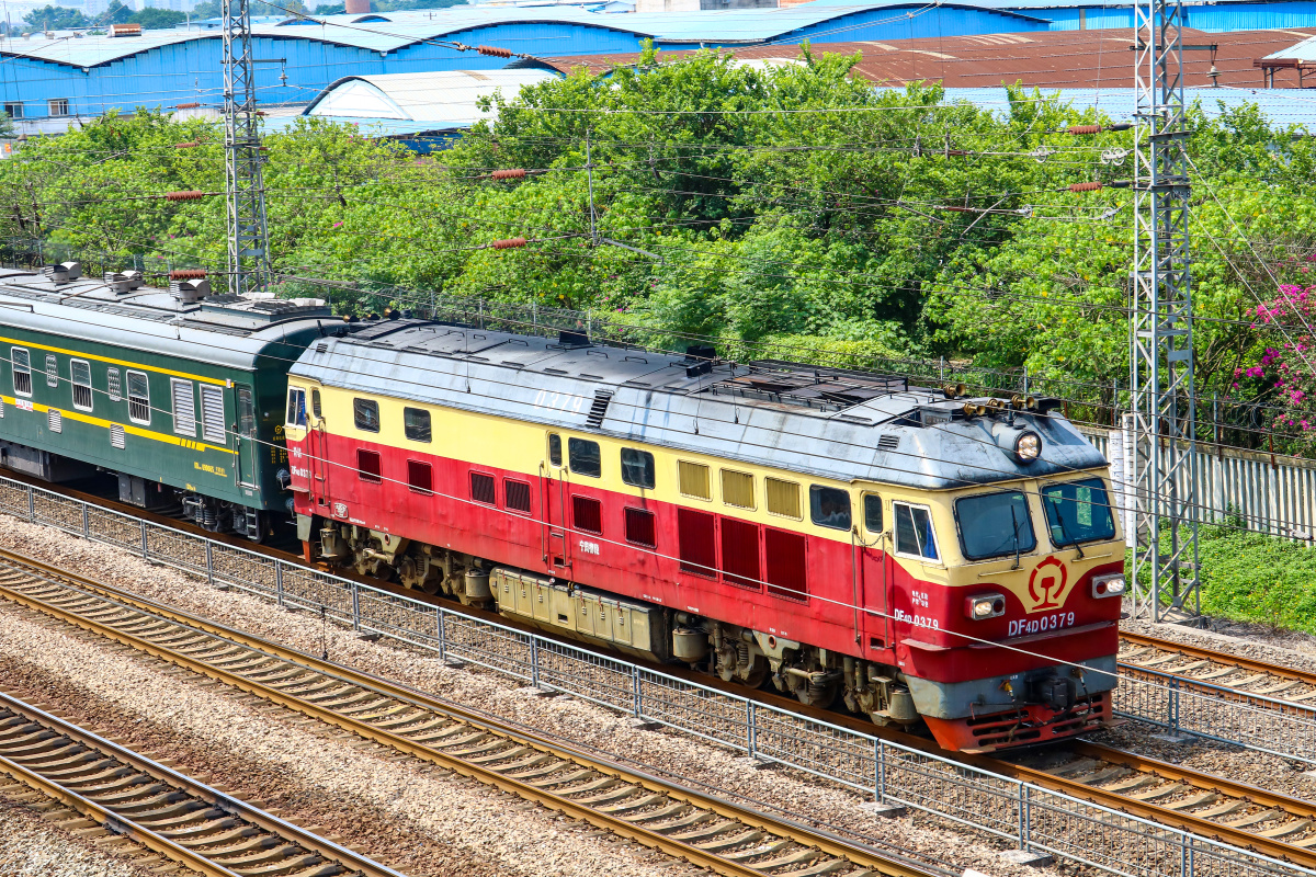 东风4d牵引k585次驶出柳州西站