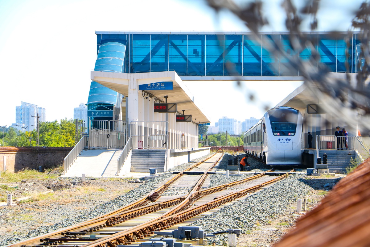 北京市郊铁路s2线长城号动车组因北京北站京张高铁施工,改至黄土店站