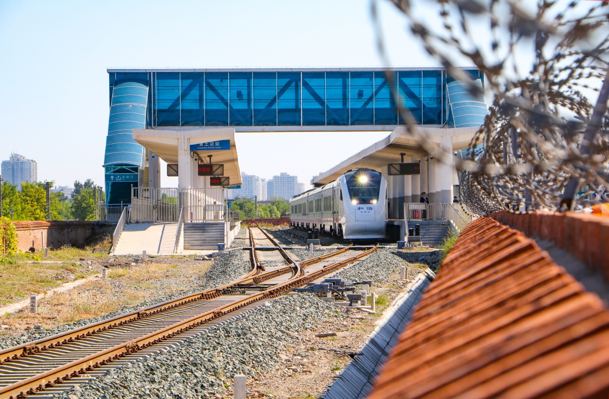 北京市郊铁路s2线长城号动车组因北京北站京张高铁施工,改至黄土店站