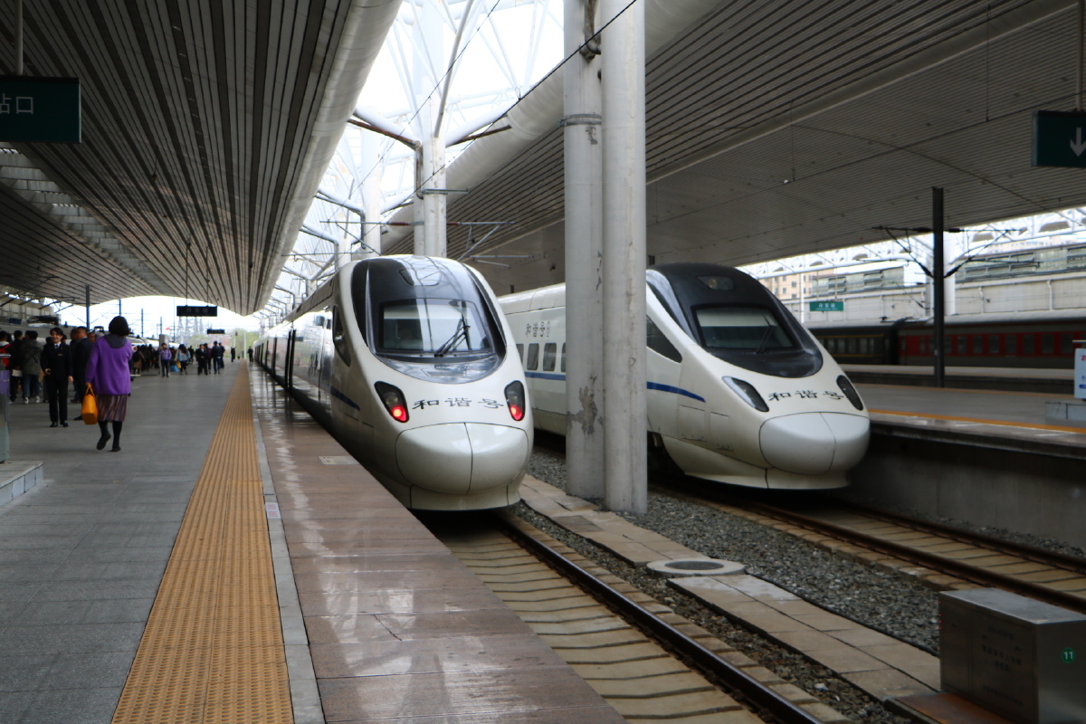 丹东站内,两列crh5g同框
