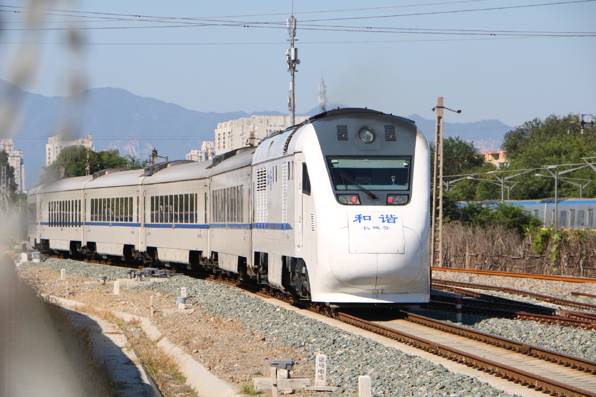 北京市郊铁路s2线:长城号内燃动车组原来s2线由北京北站发车,因京张