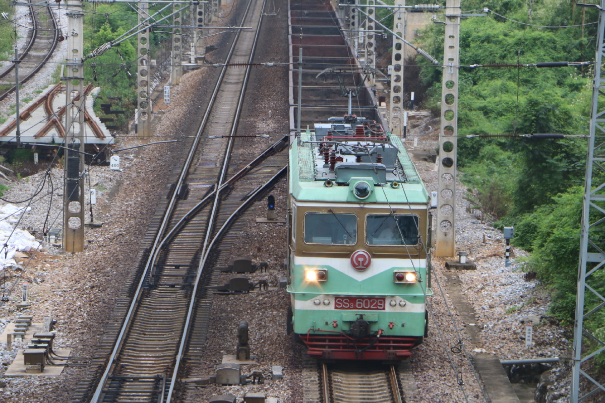 标志性东风4d内燃机车