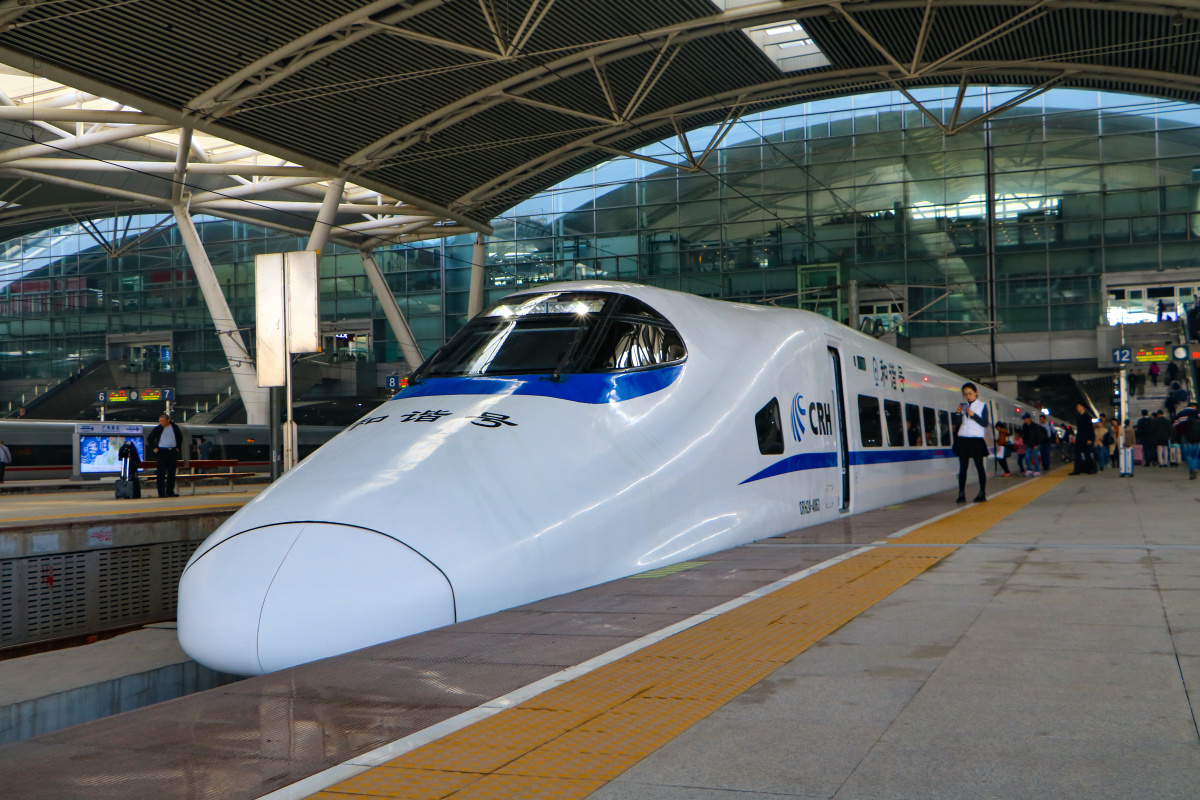 停靠广州南站的crh2a动车组