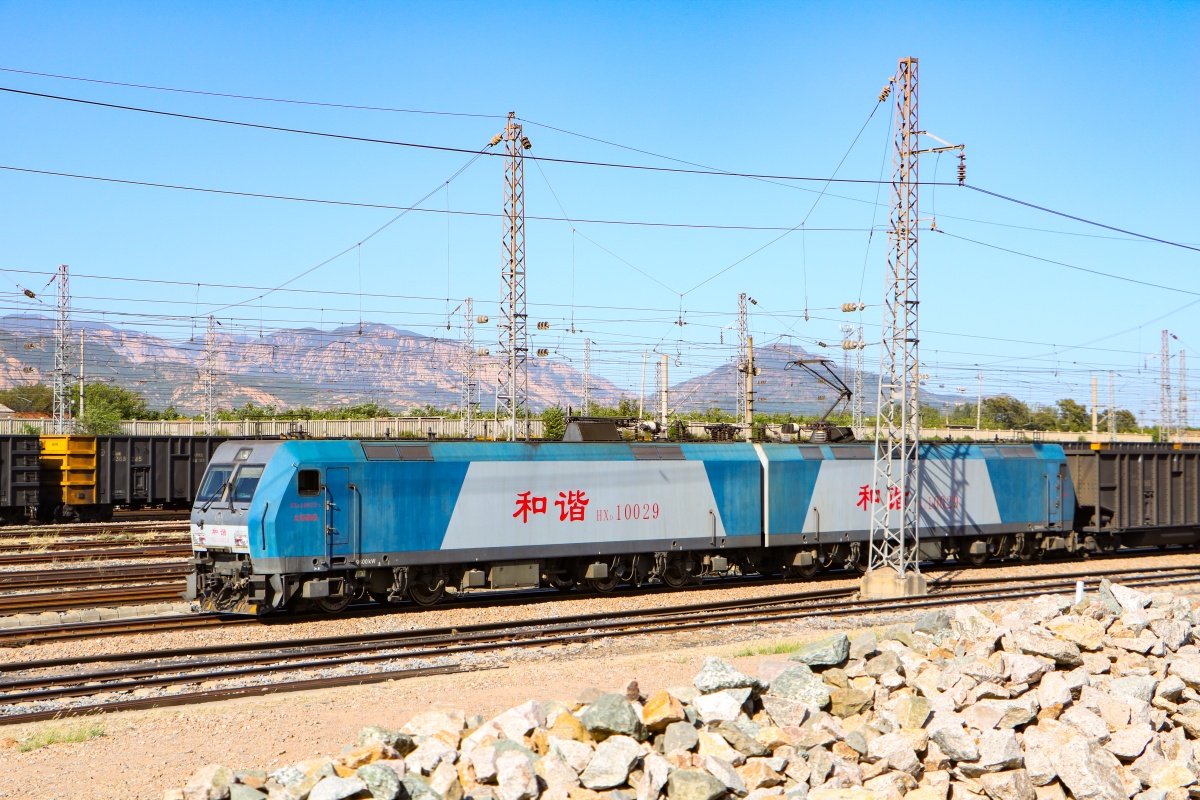 柳村南站一辆和谐电1型电力机车正在作业柳村南站是大秦电气化铁路的