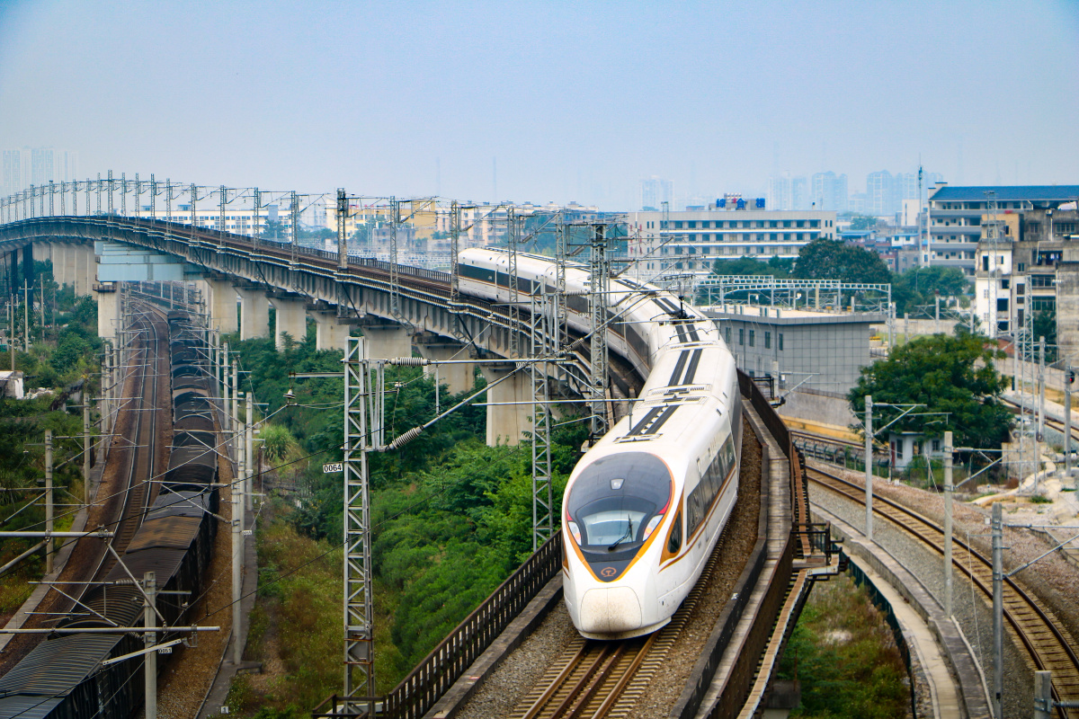 g1504次cr400bf驶上大桥