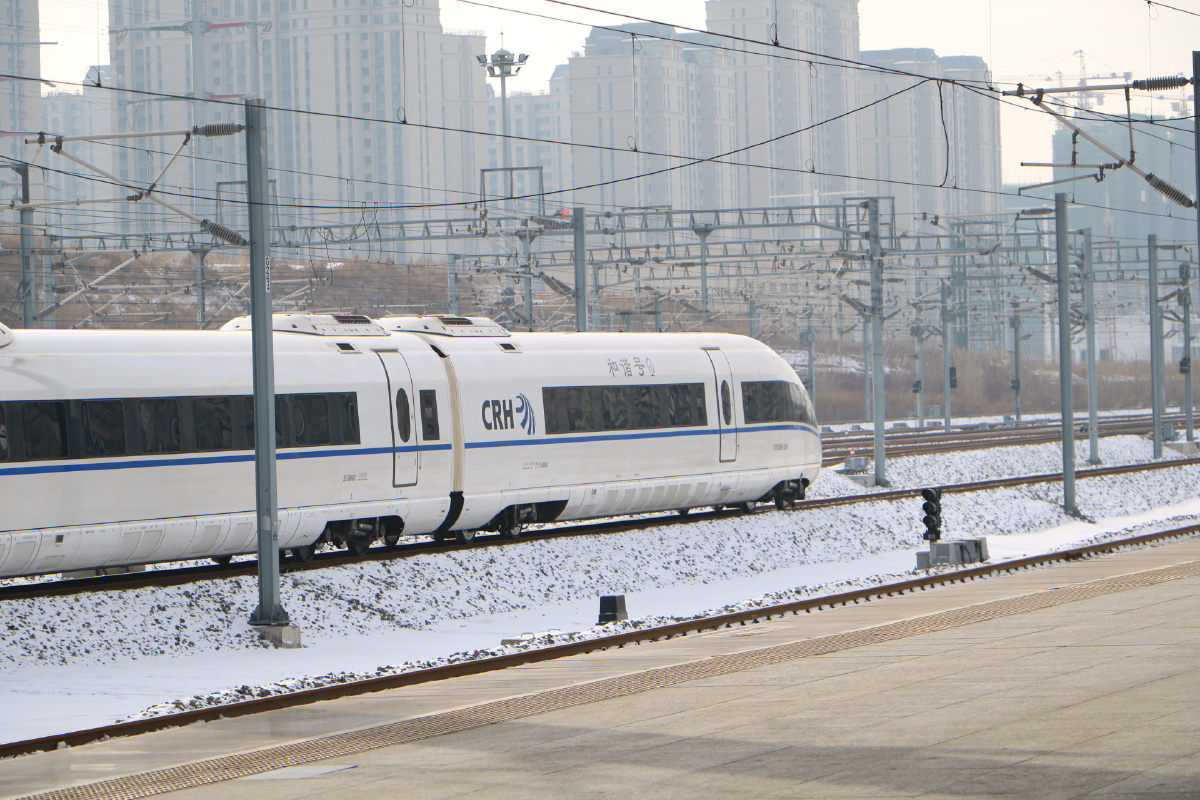 高铁奇观:雪国列车运行在高寒地区哈大线上的crh380bg