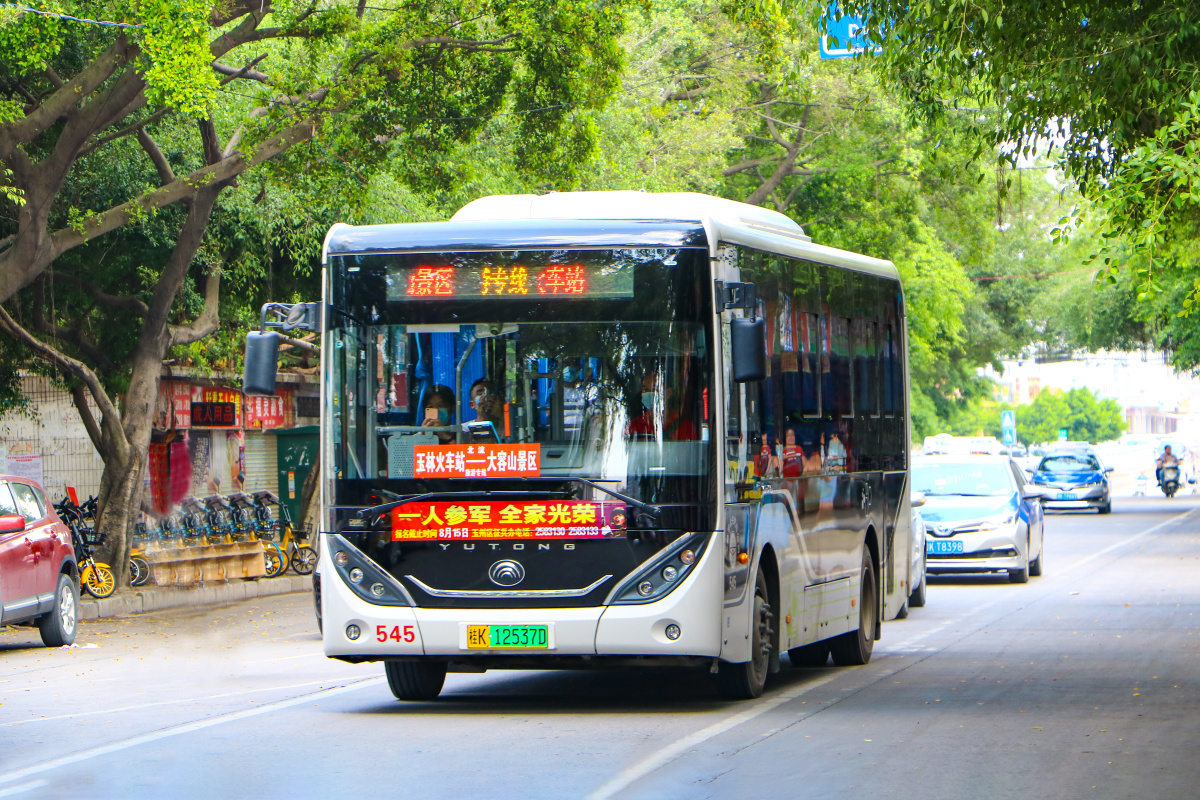 玉林公交先进的宇通黑脸
