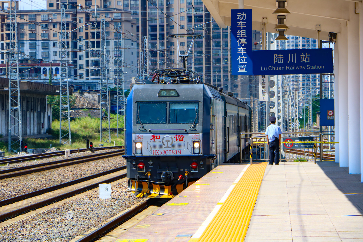 和谐电3c牵引电客车驶进陆川站