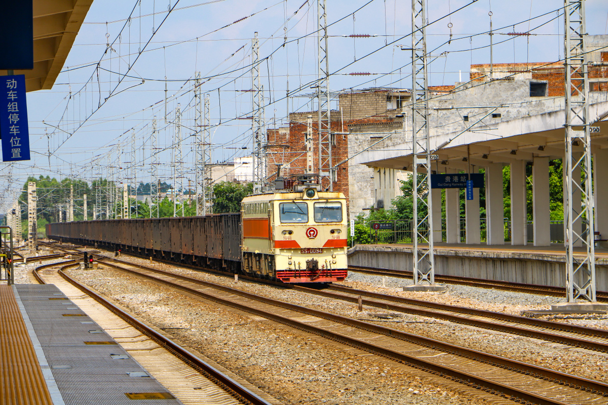 韶山7牵引敞车大列通过黎湛线贵港站