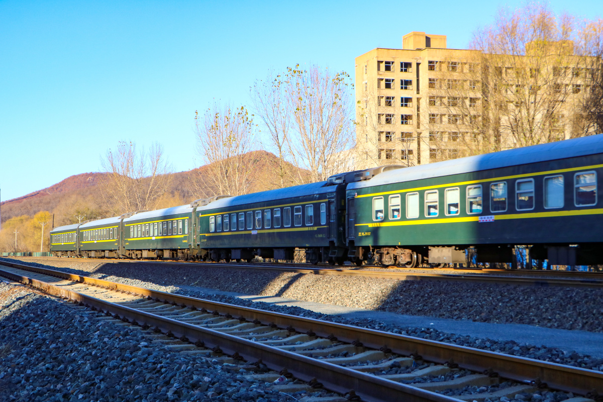 沈丹线上驶过的列车