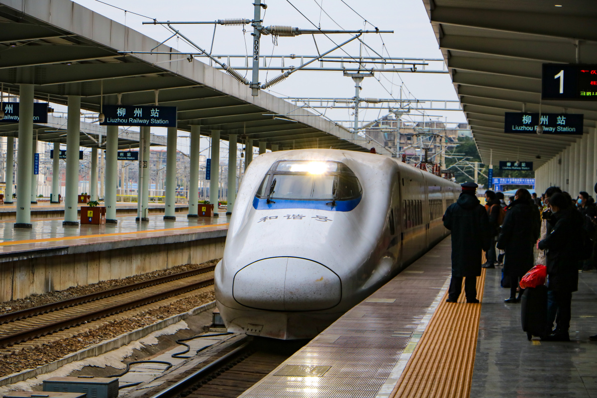 crh2a动车组开进柳州站