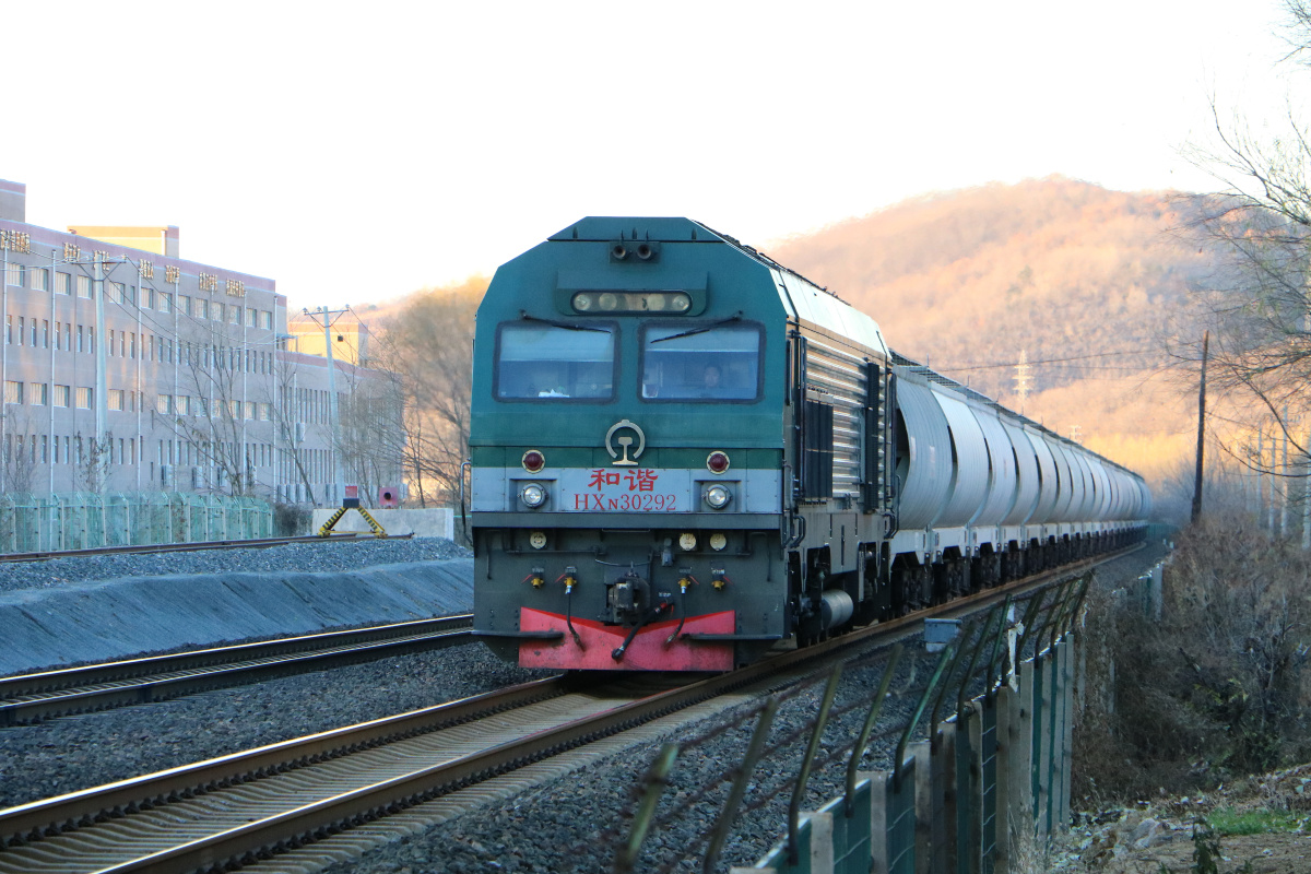 和谐n3牵引粮食车大列通过