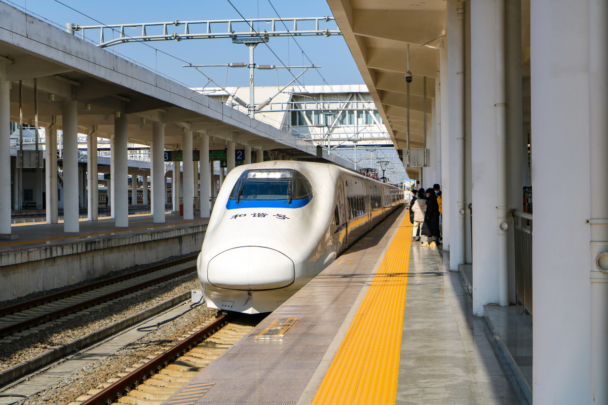 crh2a动车组驶进车站