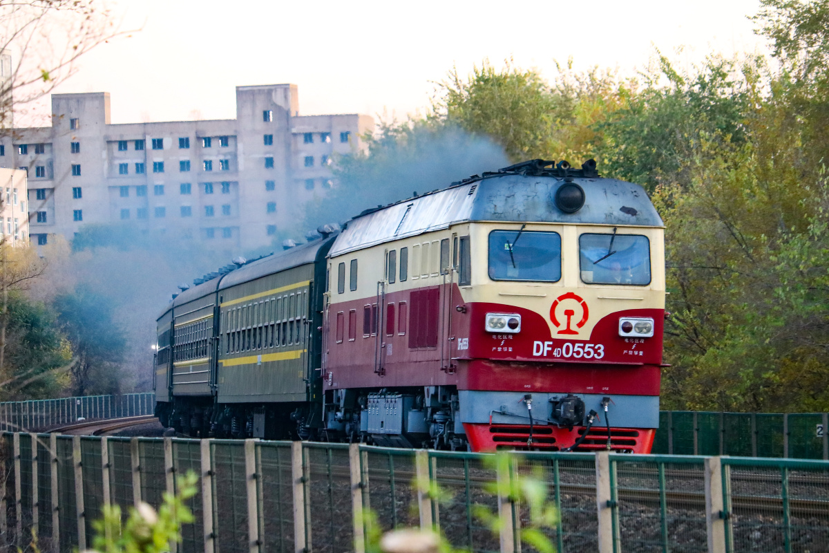 东风4d牵引4326次驶来