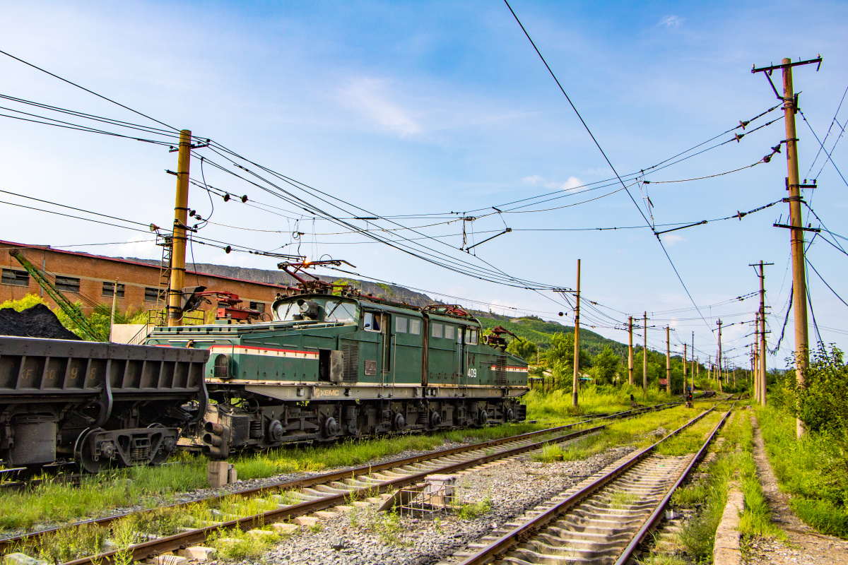 鳄鱼工矿电力机车牵引矿翻车驶远