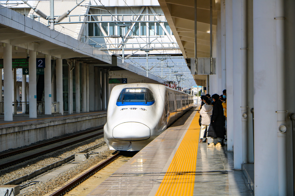 crh2a动车组驶进玉林站