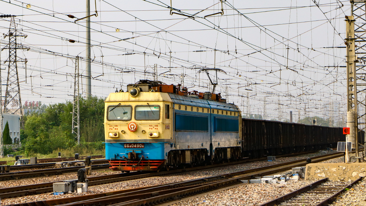 石德线上的韶山4货列