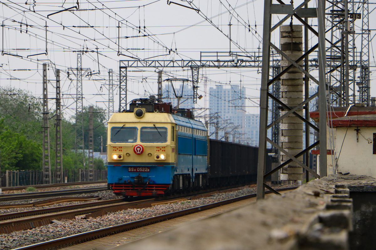 ss4g牵引货列接近德州站