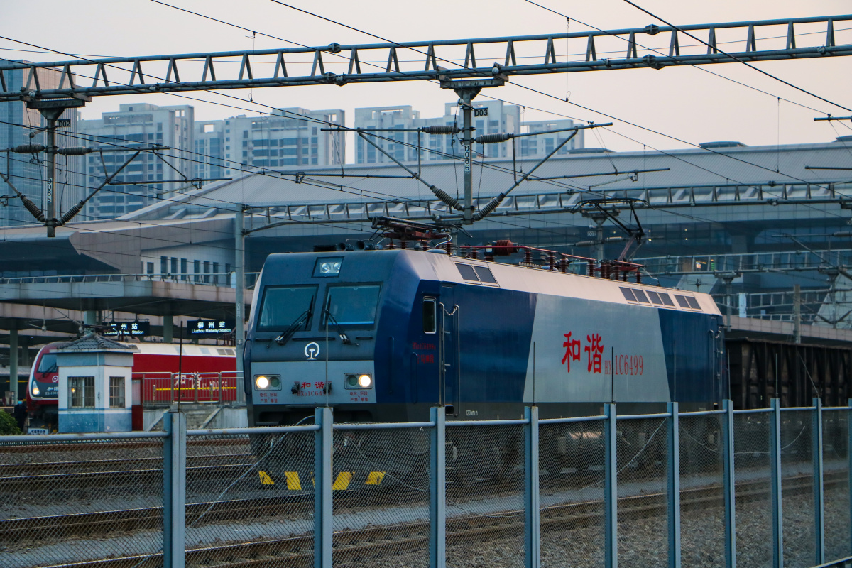 和谐电1c在夜色中通过柳州站