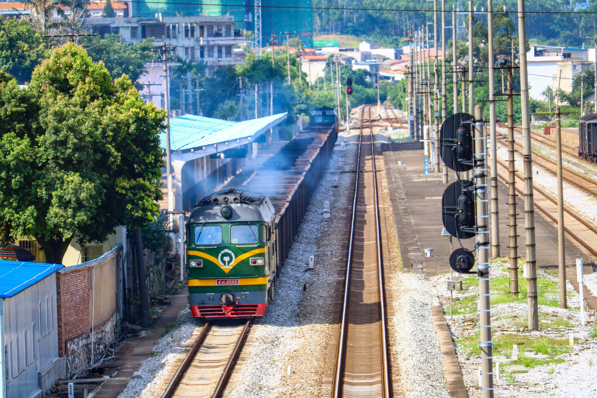 湘桂铁路上的东风4b货列