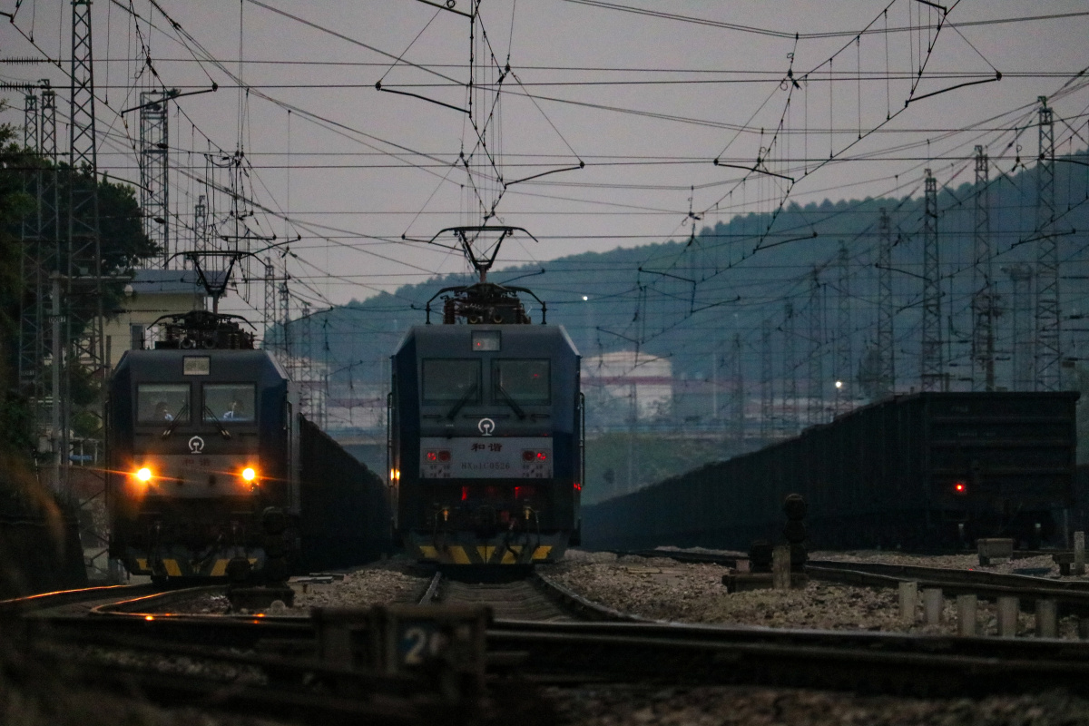 铁路列车#跑道运输系统发动机站交通工具平台行业hxd1c#电力机车还没