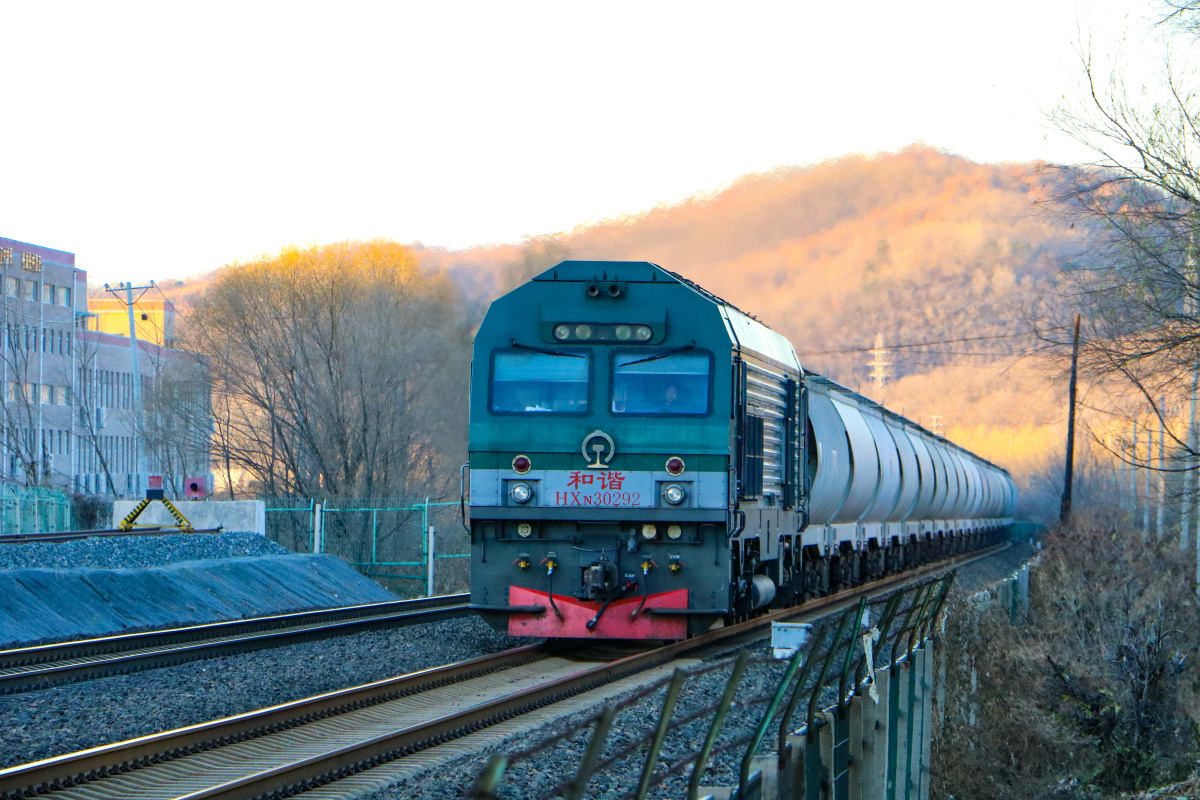 和谐n3牵引粮食车驶来