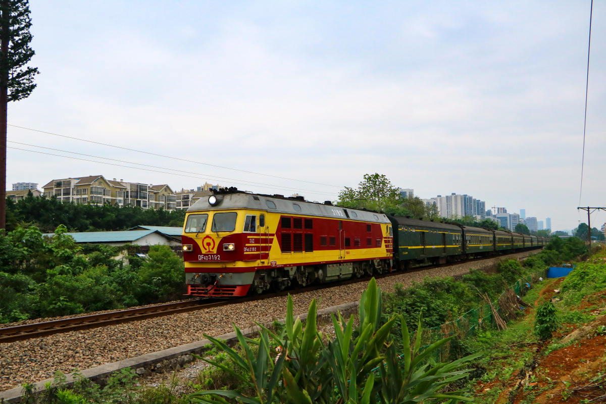 东风4dk牵引客车k1192次接近524道口