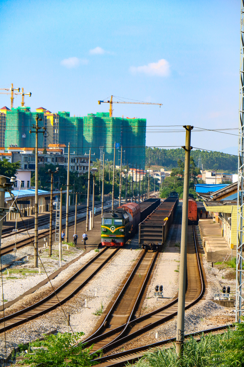 湘桂线小站的货列