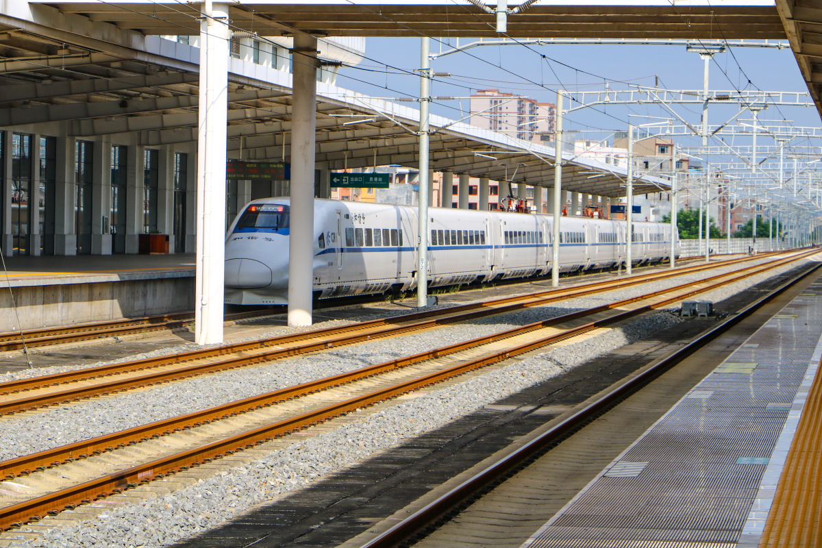 crh2a动车组停靠贵港站1站台