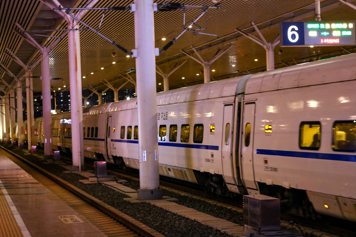 夜晚驶出的动车