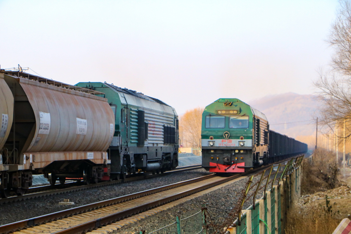 和谐n3机车相遇