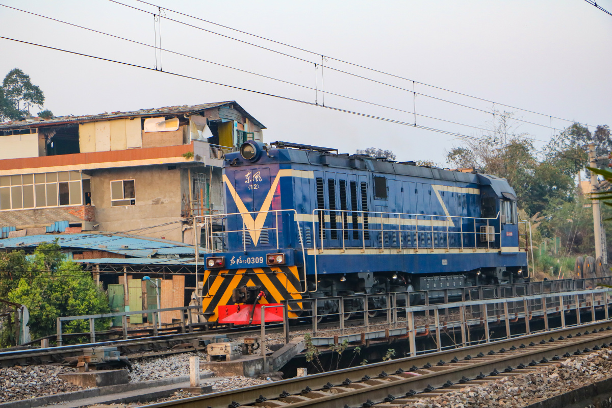 东风12调车机驶过