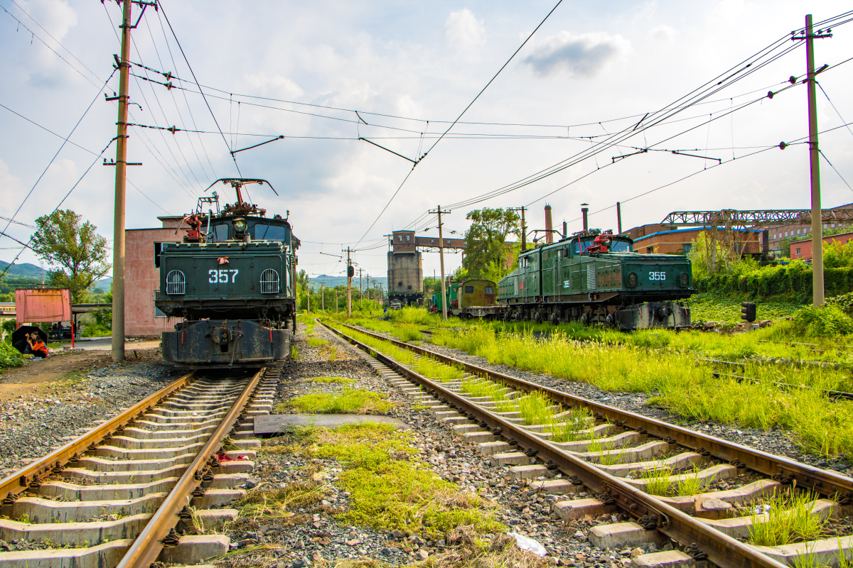 两台鳄鱼工矿电力机车