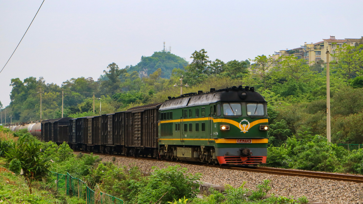 东风4b牵引货列通过湘桂线524道口