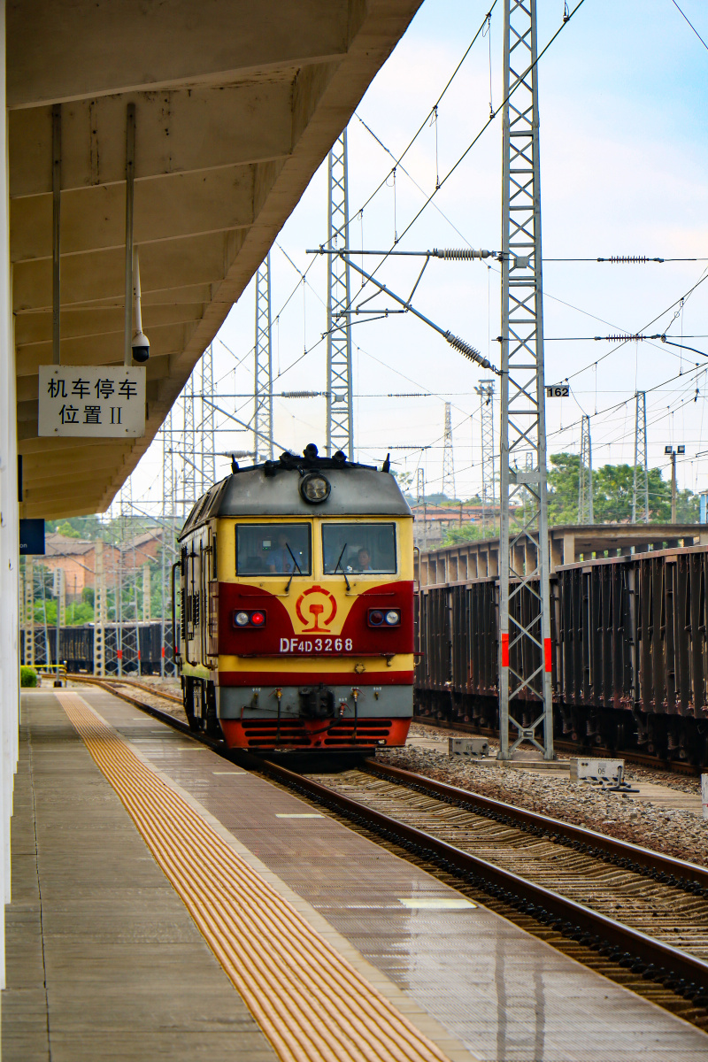 东风4d通过玉林站