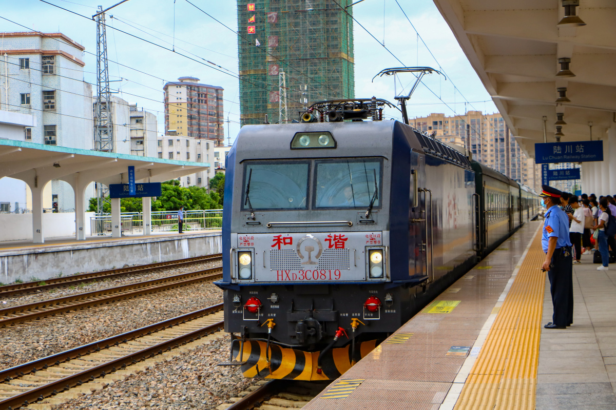 和谐电3c牵引客车驶进陆川站