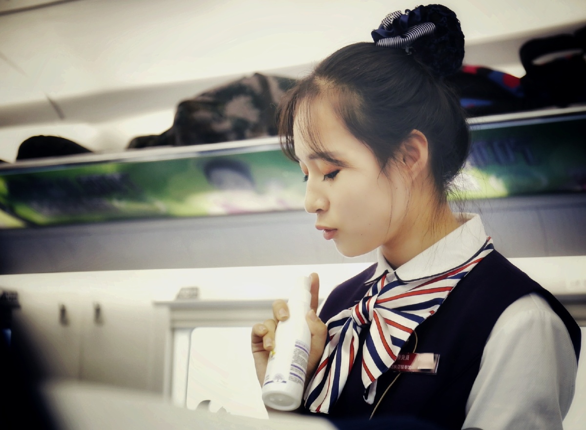 最美职业,高铁上的美女售货员