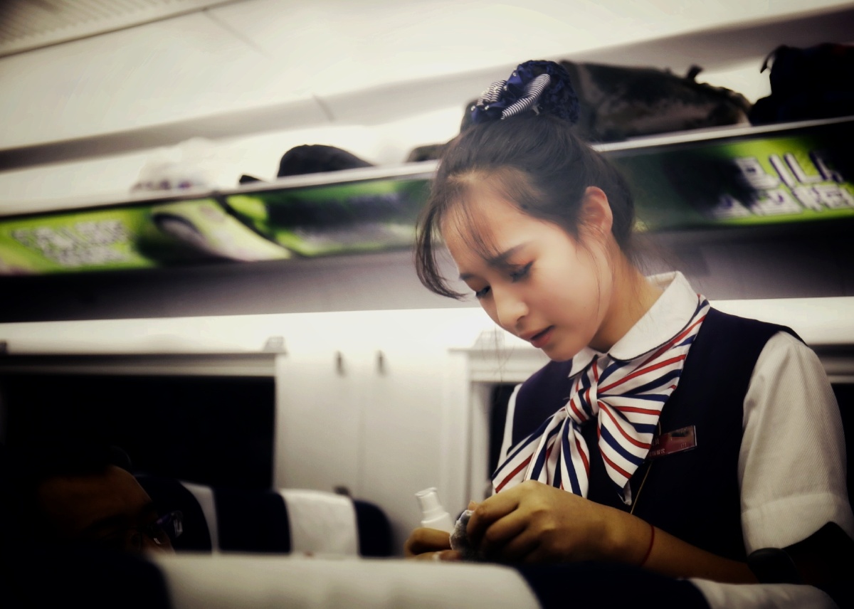 最美职业,高铁上的美女售货员