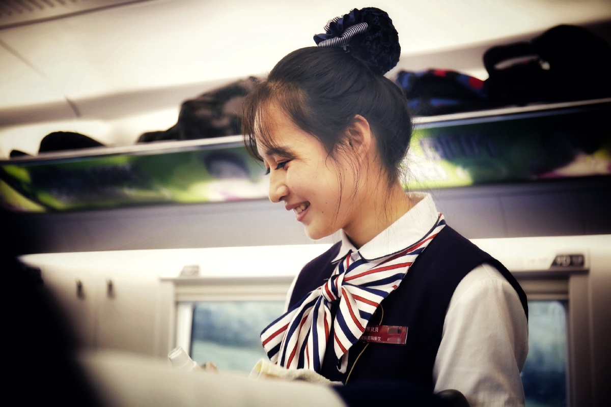 最美职业,高铁上的美女售货员