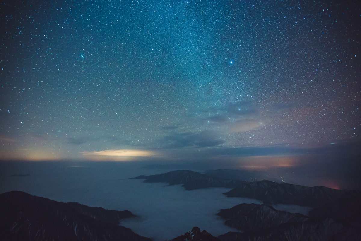 前景是云海和山峰的银河繁星下的牛背山客栈日出前夕跑到小山顶 拍出