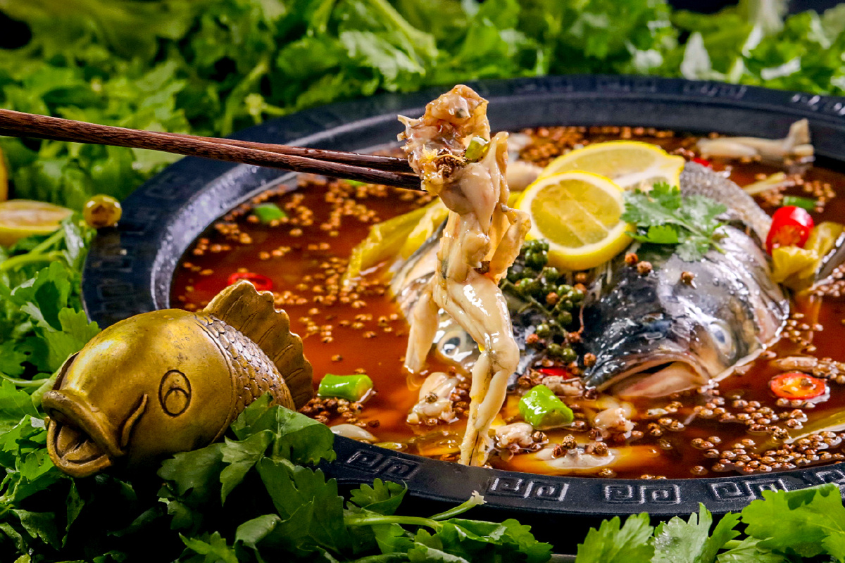 红红绿绿美蛙鱼头火锅