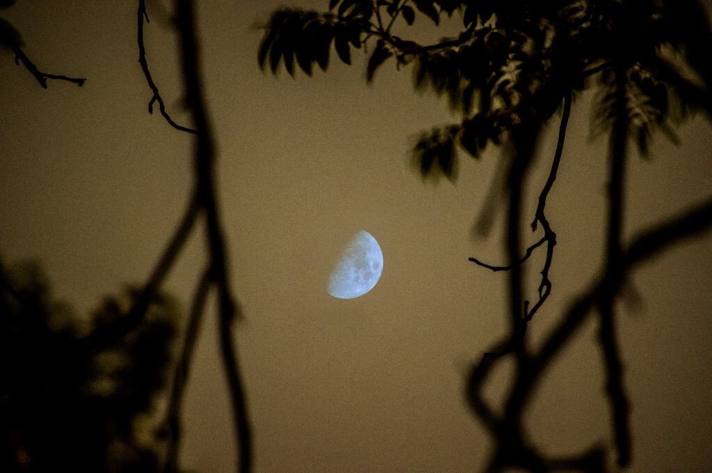 蓝月亮-沙尘暴造成的极其罕见的现象